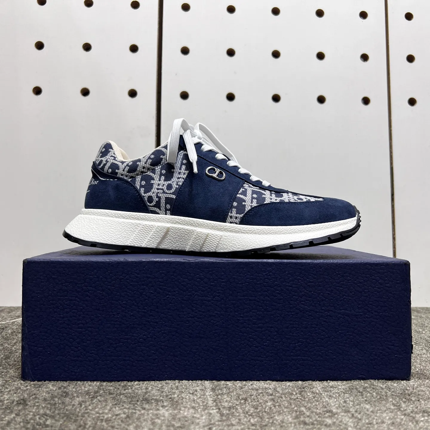 Factory price: 438💰【DIAo·Dior】Original quality.~ Unique modern style sneakers. 🏃A must-have casual shoe for trendy men😍😍 Original brand imported from Italy, imported original leather, sheep lining (refuses to discolor and grind feet) Sole: Original sole provided by the original factory, French lazy style design ⚠️Fit to the feet, original quality, super comfortable original sole. It’s like shooting the real thing 🎬The real thing is better, high-quality sneakers, size: 38-44, custom-made 45